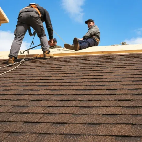 Artisan couvreur Plassac réalisant la pose d'une toiture en tuiles