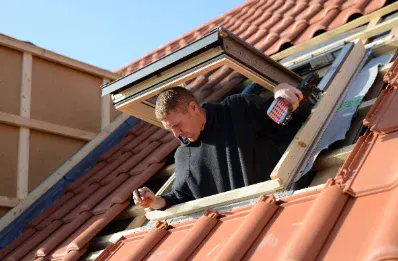 Pose de fenêtre de toit et velux par un couvreur à Plassac